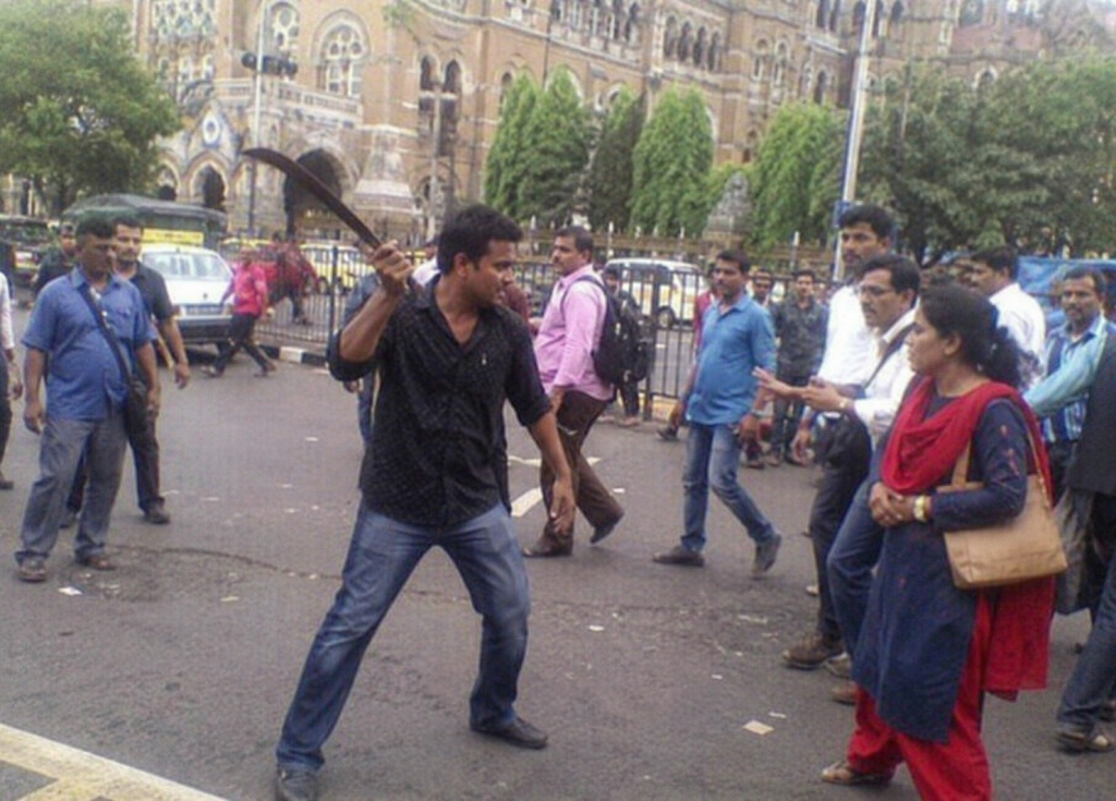 मुंबई हादरली! पत्नीवर कोयत्याने हल्ल्याचा प्रयत्न; CSMT स्थानकाबाहेर भररस्त्यात थरार, पोलिसांच्या तत्परतेने मोठा अनर्थ&nbsp;टळला